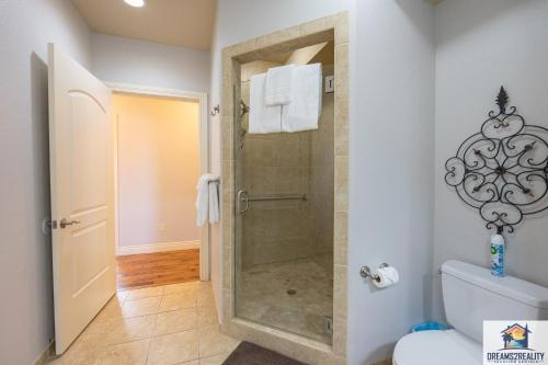 4Bd Walk In Villa Large Deck Golf Course Pool Free Tickets Included V120 — 4-Star Luxury Hotel in Branson, United States