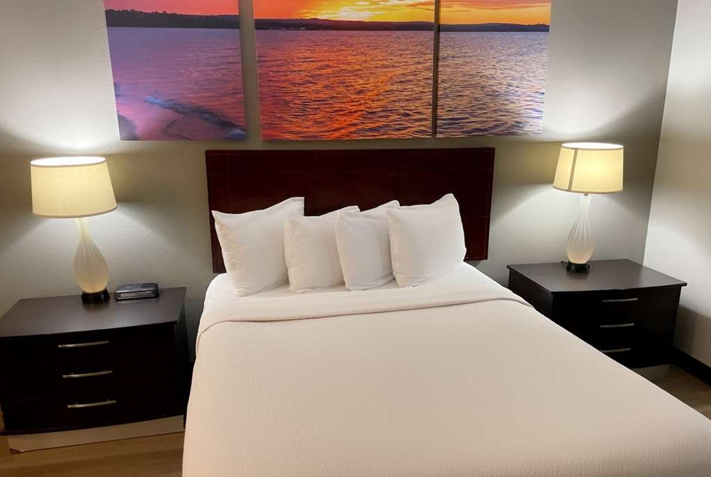 Days Inn & Suites by Wyndham Stevens Point - photo 17