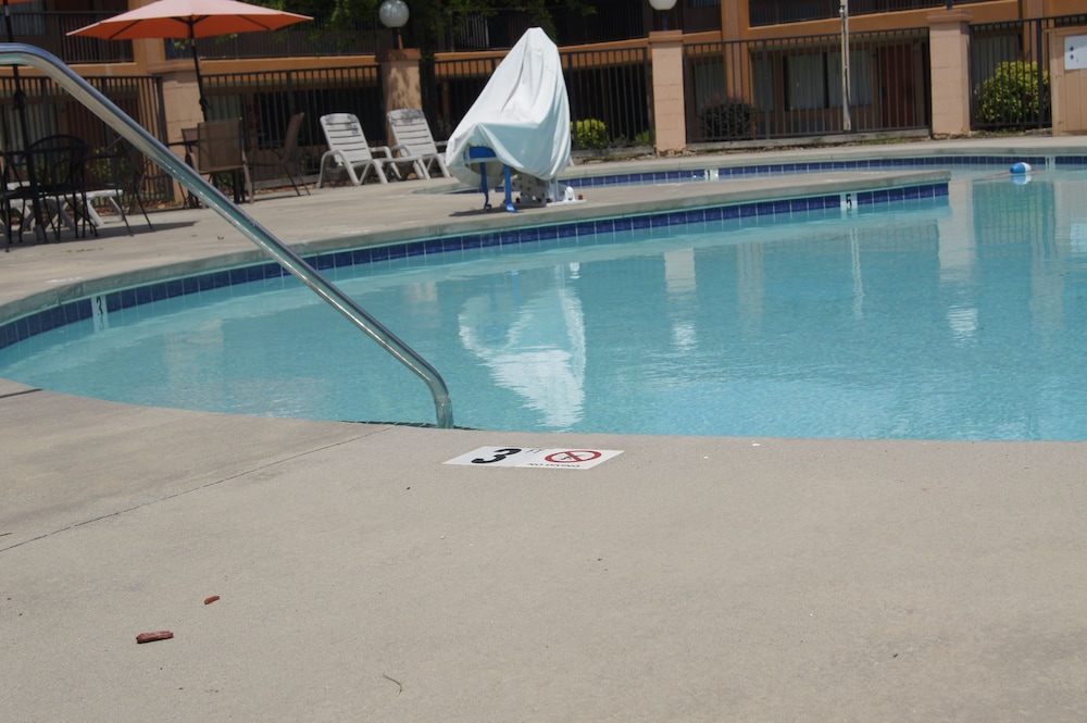 Days Inn by Wyndham Durham Near Duke University - photo 46