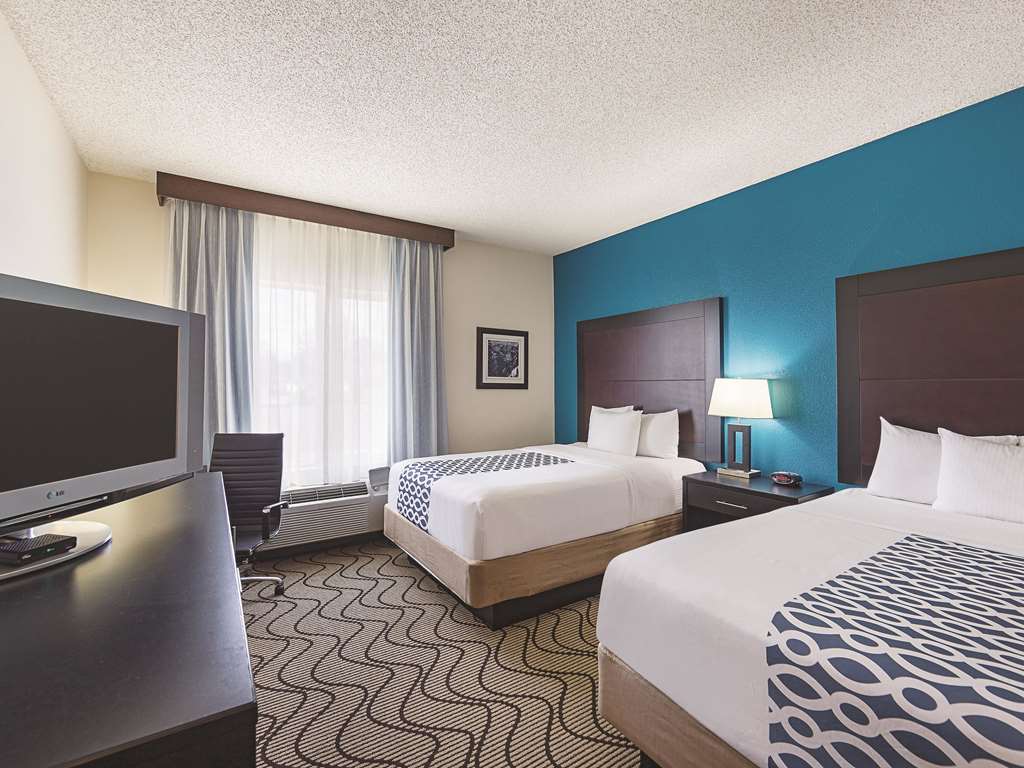 La Quinta Inn & Suites by Wyndham Central Point Medford - photo 28