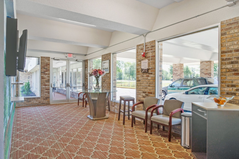 OYO Hotel Mona Lake Muskegon - photo 7