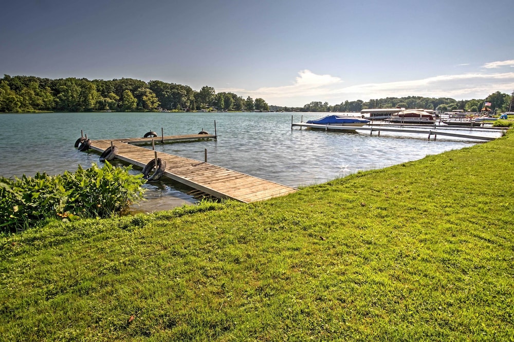 Waterfront Vandalia House with Dock on Donnell Lake — 4-Star Luxury Hotel in Cassopolis, United States