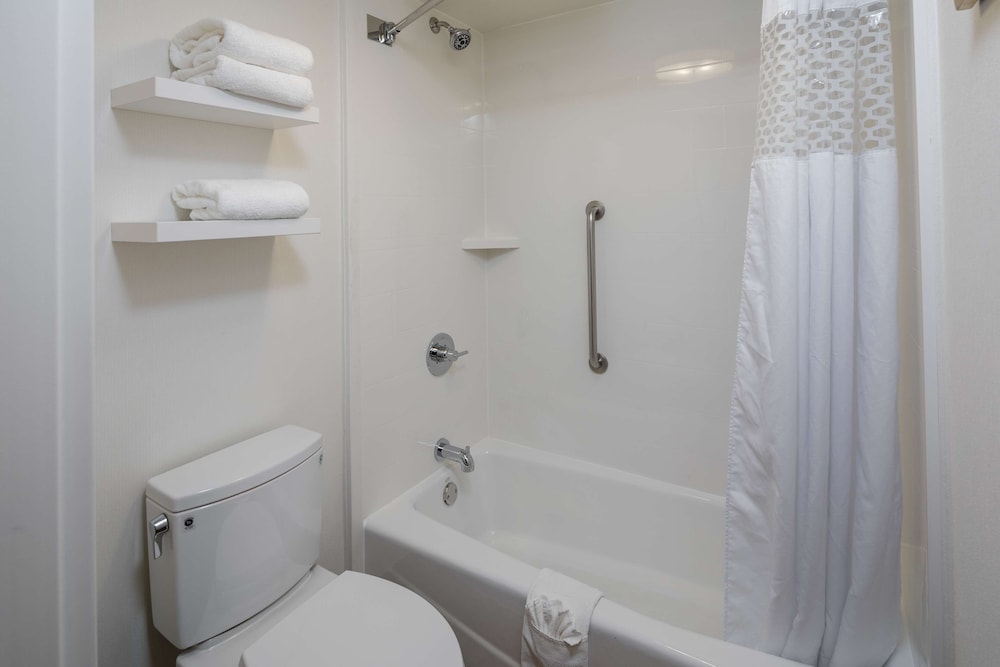 Hampton Inn San Francisco Airport - photo 30