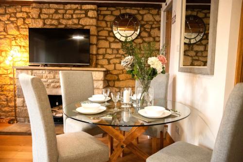 2 Bedroom Charming & Luxury Malt Cottage Garden Netflix Free Parking — 4-Star Luxury Hotel in Bourton On The Water, United Kingdom