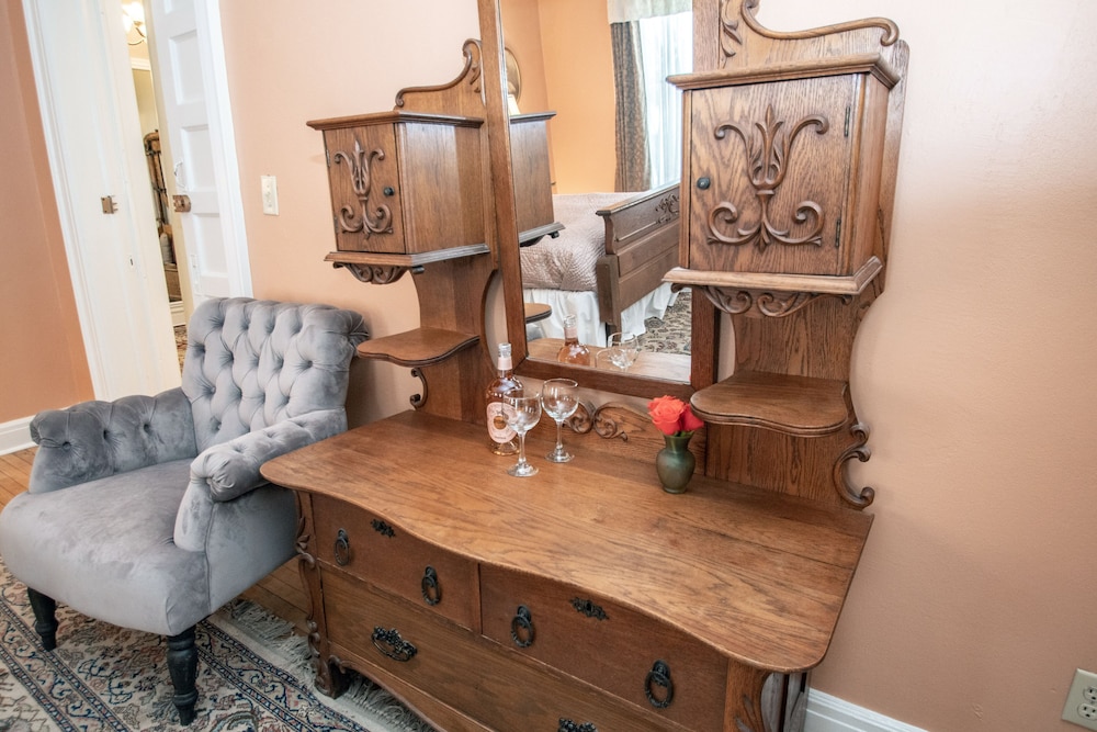 Looking Glass Inn - photo 42