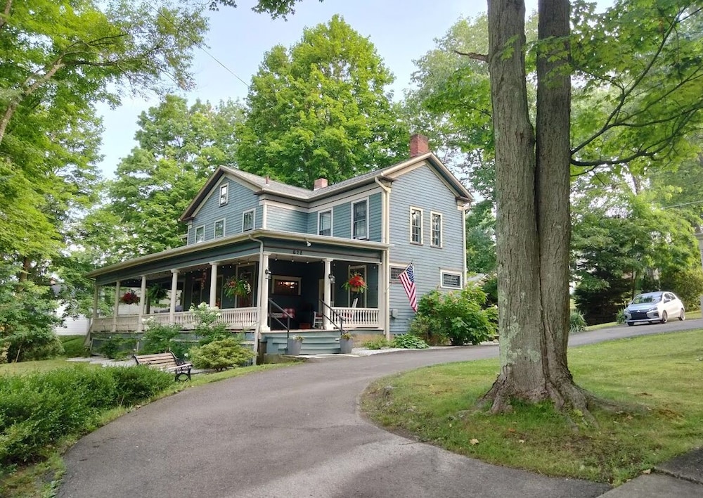 Highland Guesthouse — 4-Star Luxury Hotel in Meadville, United States