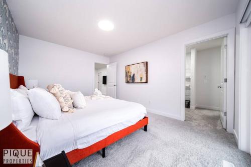 Urban Utopia Hot Tub King Bed BBQ Sleeps 16 Garage — 4-Star Luxury Hotel in Edmonton, Canada