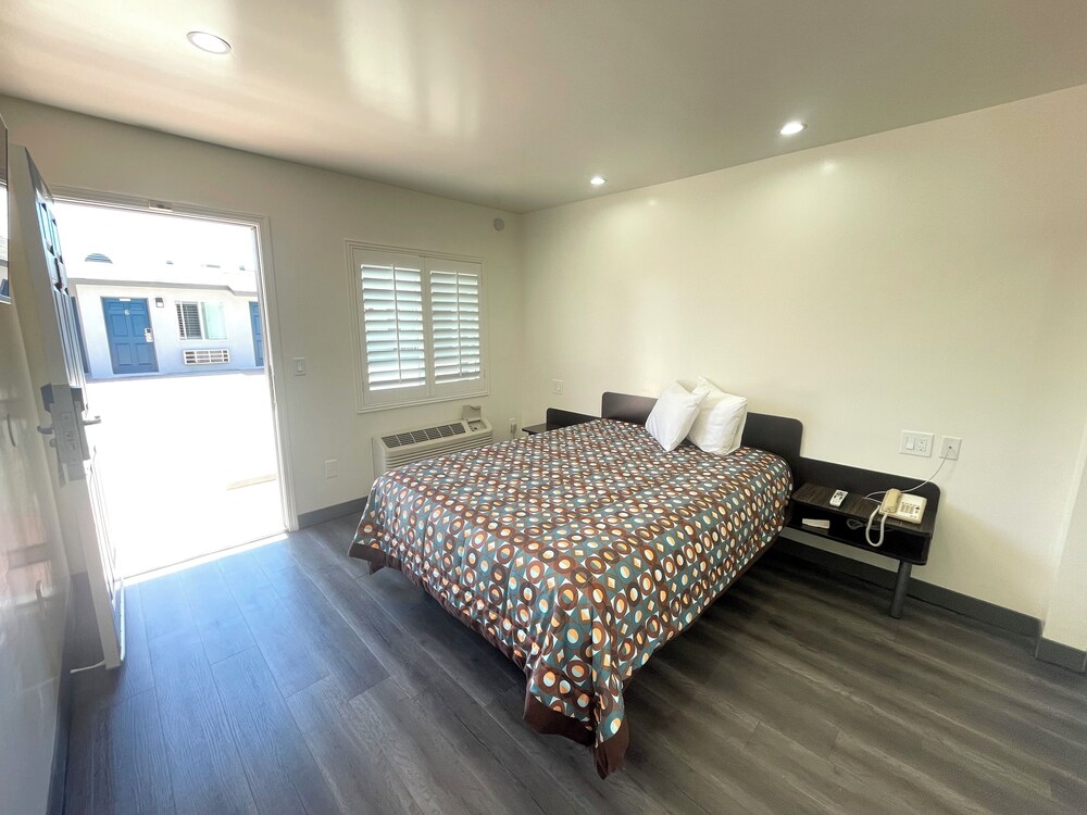 Newport Bay Inn - photo 8