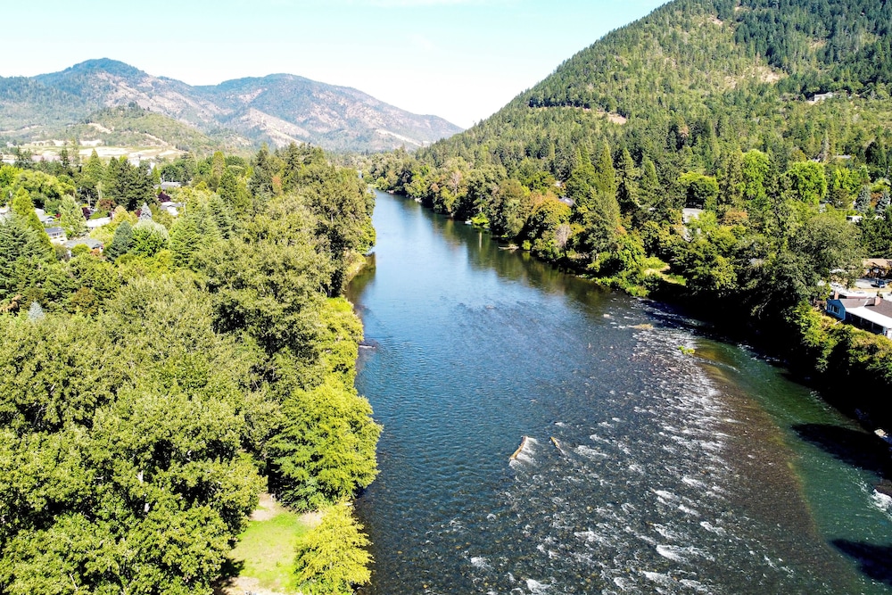Lovely Riverfront Grants Pass Home Pool And Hot Tub 22251083 — Grants Pass