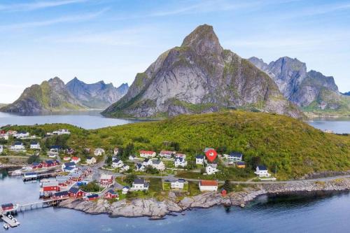 Reine Fishermans House Mountain & Seaview — 4-Star Luxury Hotel in Reine, Norway