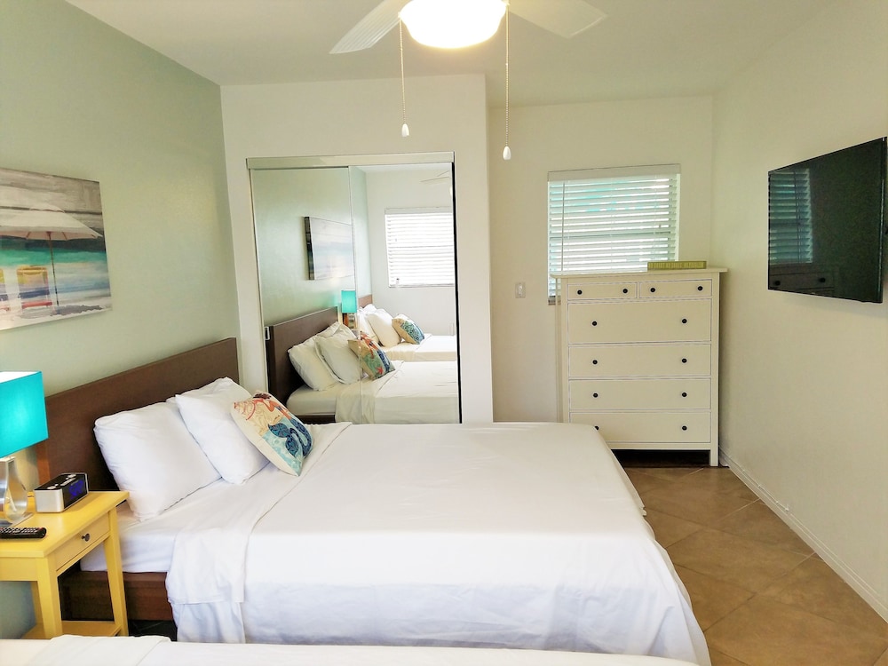 St Pete Beach Suites - photo 3