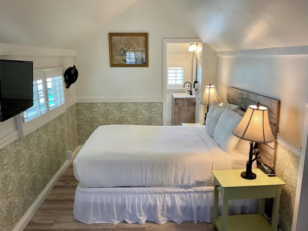 Carmel Green Lantern Inn - photo 20