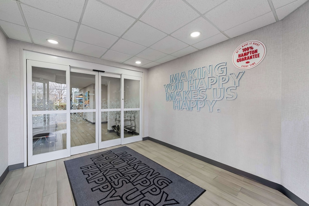Hampton Inn & Suites Charlotte Airport - photo 2