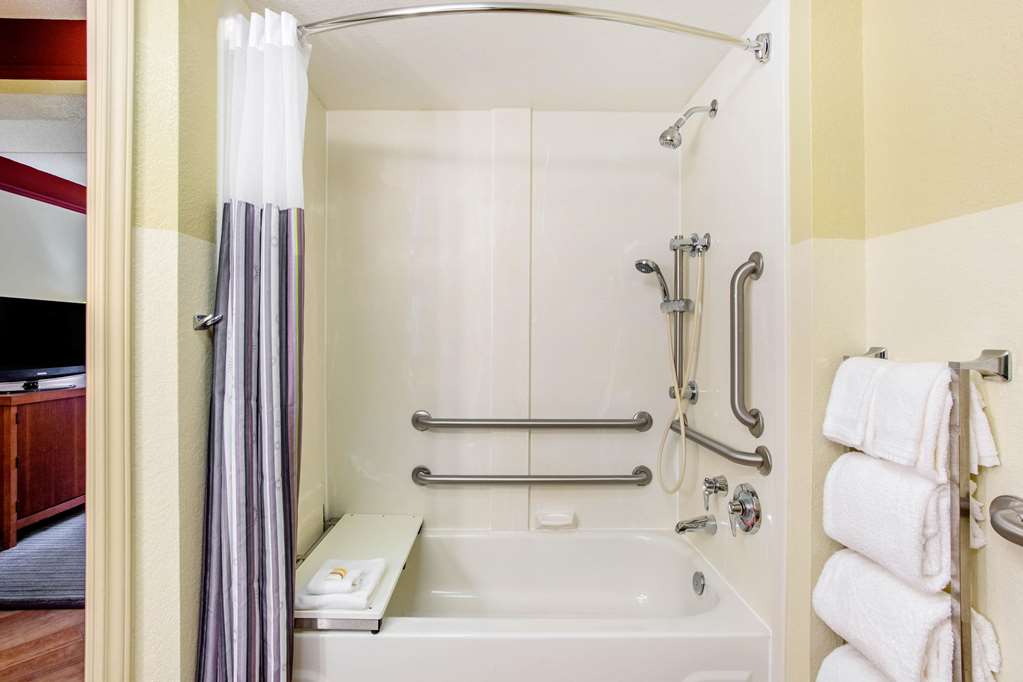 La Quinta Inn & Suites by Wyndham Raleigh Crabtree - photo 23