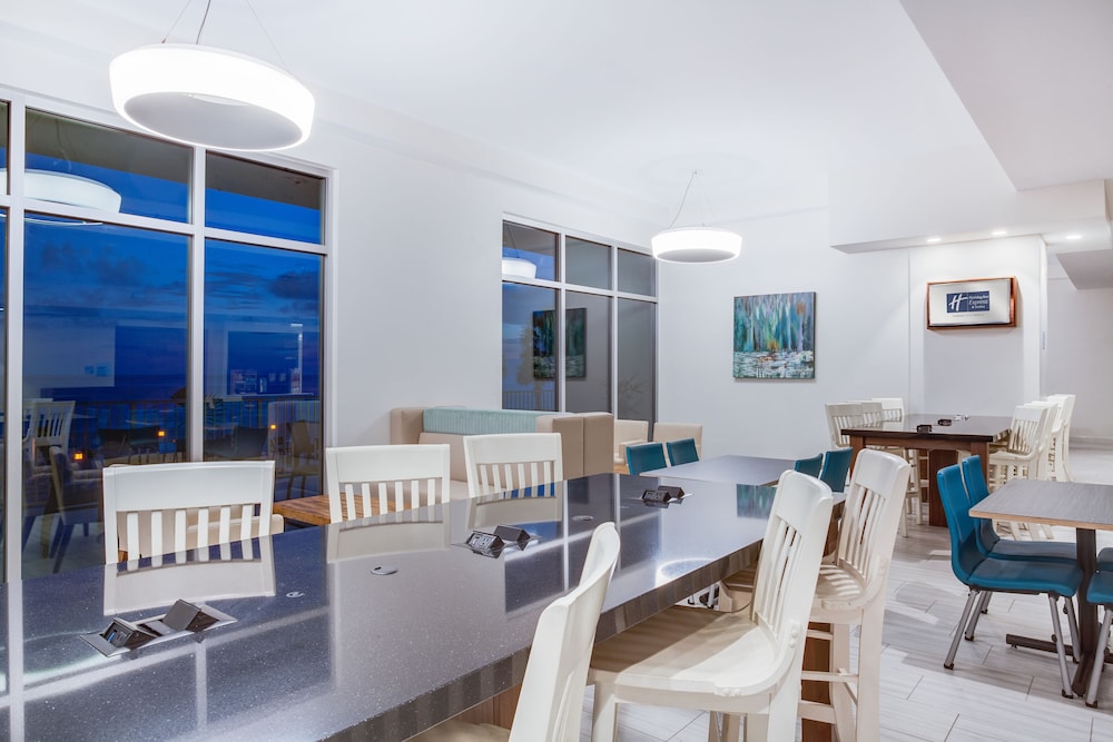 Holiday Inn Express & Suites Panama City Beach Beachfront by IHG - photo 126
