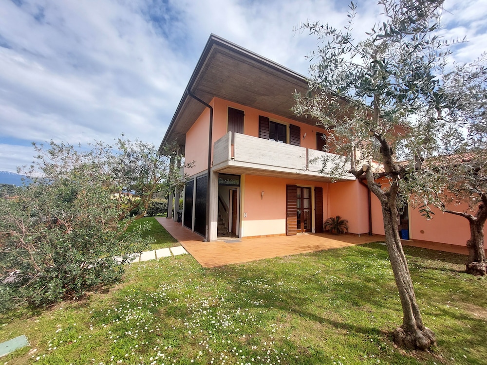 Spacious Villa With Breathtaking Views — 4-Star Luxury Hotel in San Felice Del Benaco, Italy