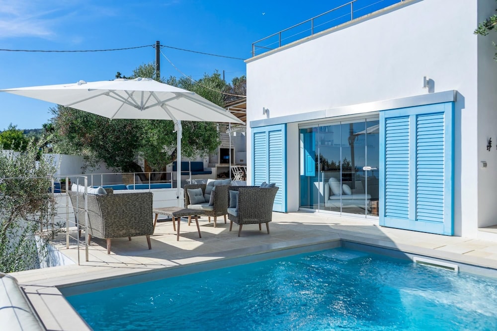 Villa Adria Piscina Privata con Terrazza Vista Mare Circondata da Uliveti — 4-Star Luxury Hotel in Gagliano Del Capo, Italy