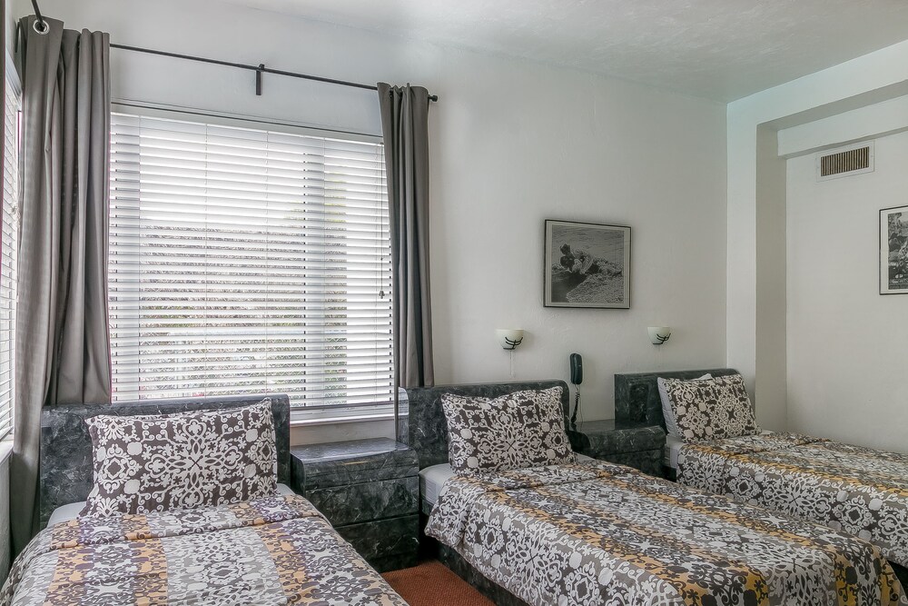 Tropics Hotel and Hostels - photo 12