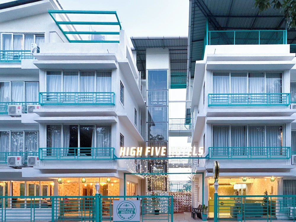 High Five - carbon neutral hotel in Unknown City