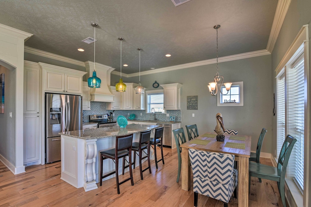 Deck and Fire Pit Gulf Coast Gem in Crystal Beach in Bolivar Peninsula, United States