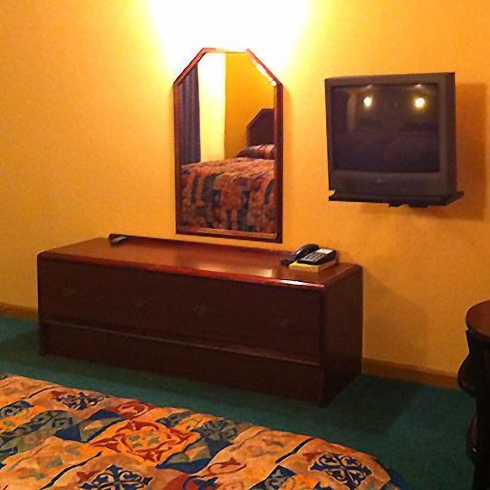 Regency Inn Bald Knob - photo 6