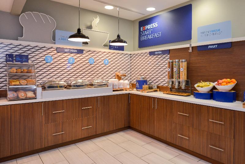 Holiday Inn Express Hotel & Suites Southfield Detroit - photo 36