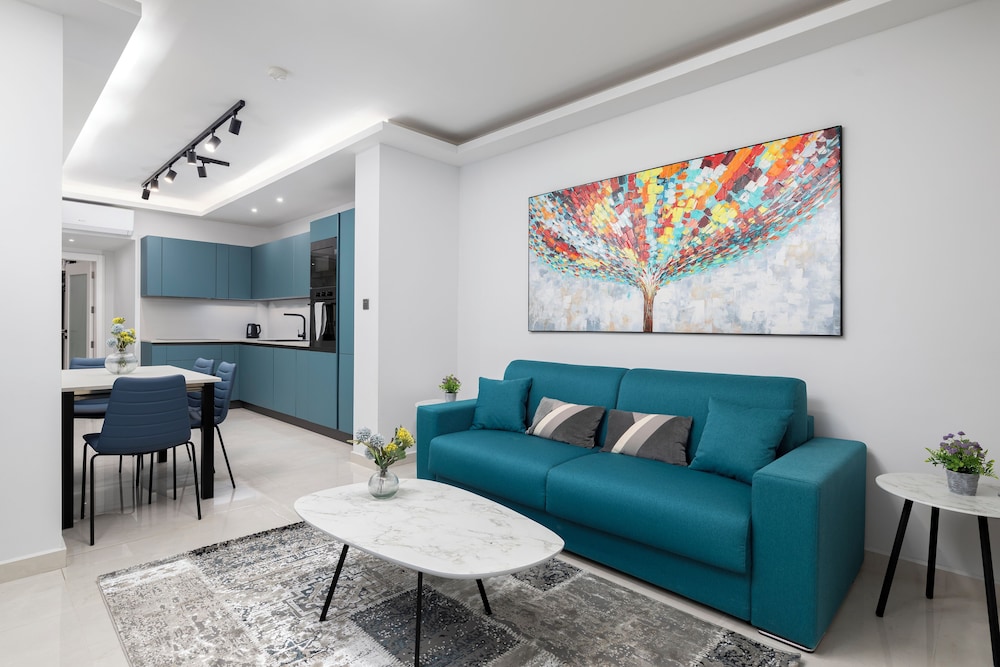 Chic Modernized Maisonette Close to Tigne Point & Saint Julian's — 4-Star Luxury Hotel in Sliema, Malta