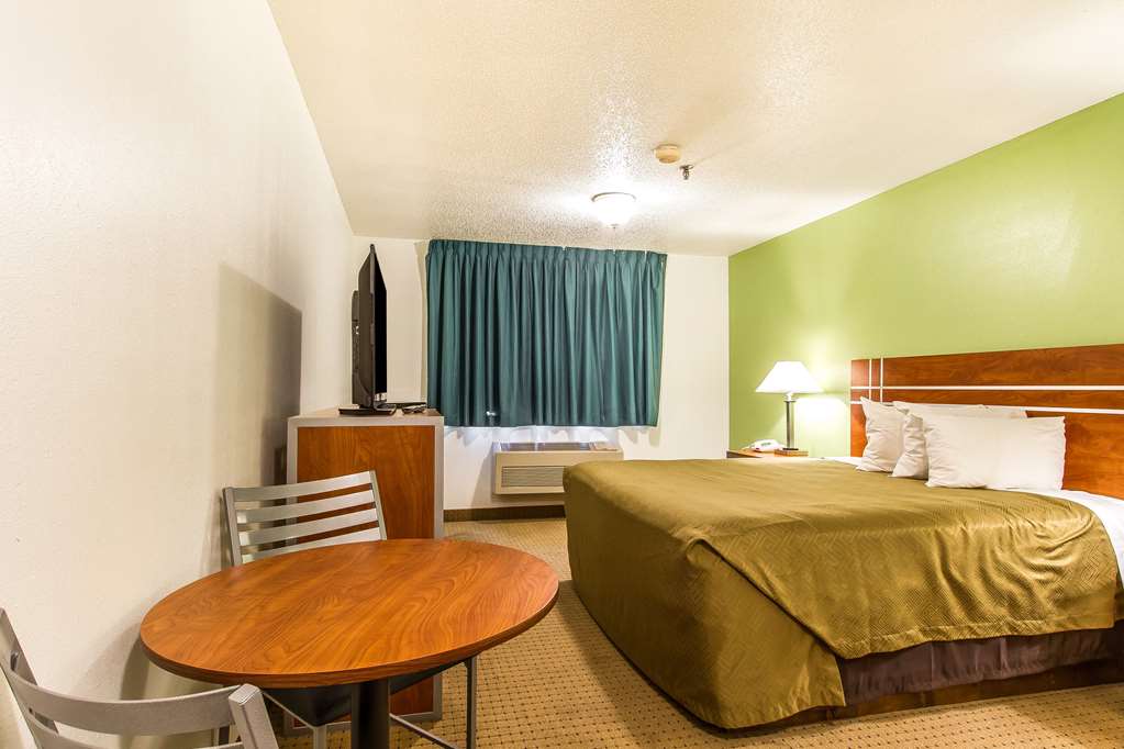 Econo Lodge Inn & Suites Pekin Peoria Area - photo 10