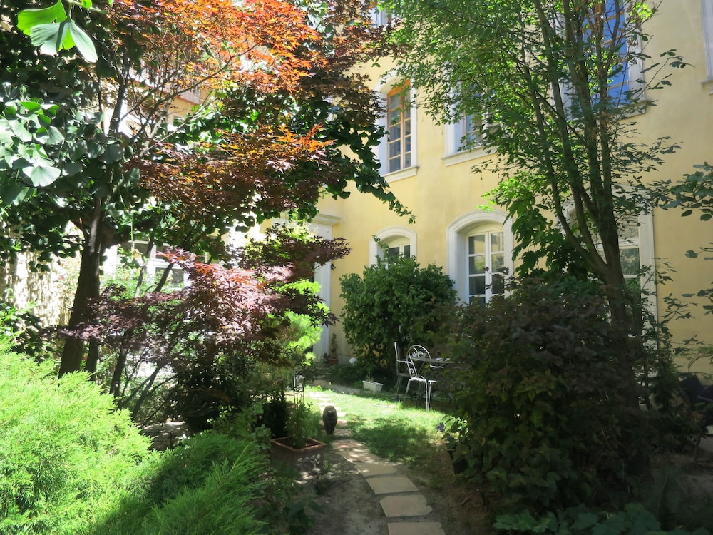 Entre Vignes Et Dentelles — Courthezon