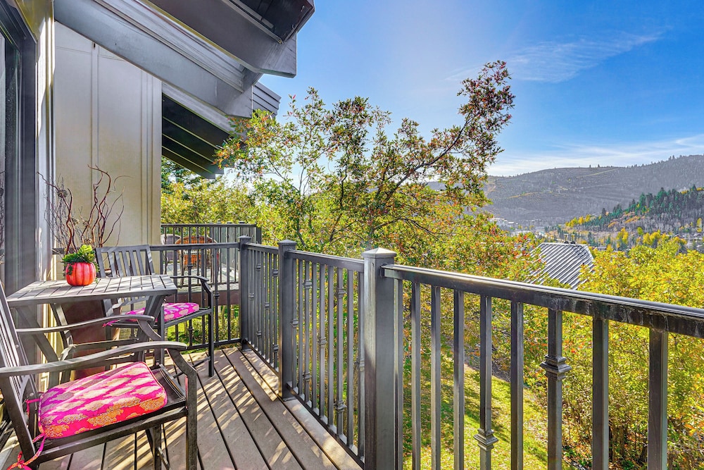 Park City Home Hot Tub Sauna And Deck with Mtn Views — 4-Star Luxury Hotel in Bridgeport, United States