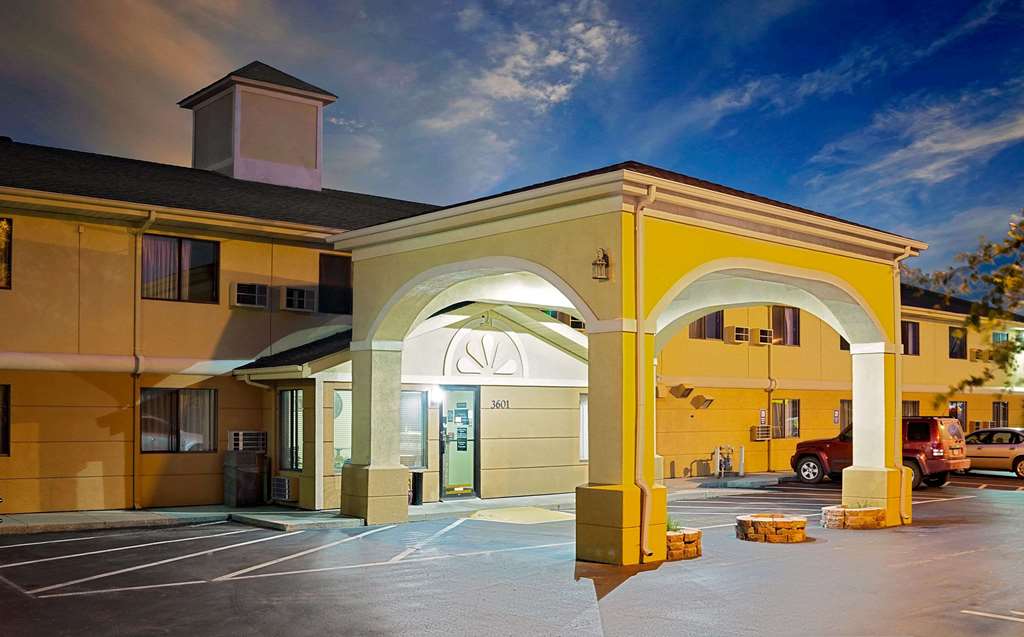 Super 8 by Wyndham Muncie Ball St. College Area - featured photo