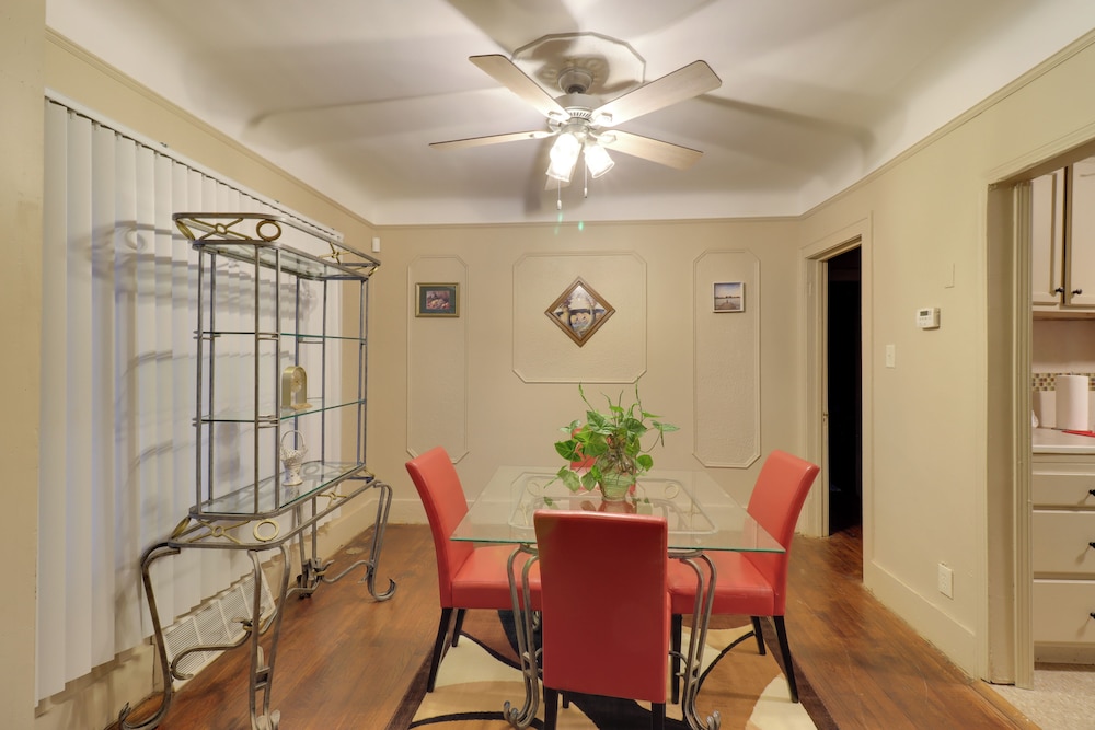 8 Mi to Ford Field: Detroit Getaway w Fireplace in Detroit, United States