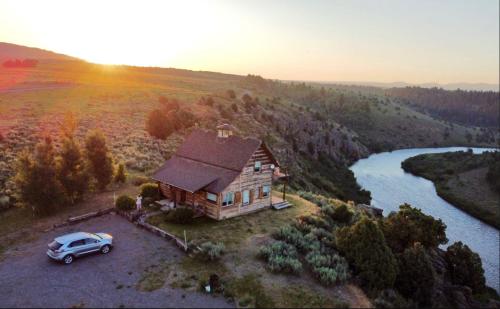 Lindas Perch by KABINO On Bank of Henrys Fork Mtn Views Fishing 6 acres Snake River WIFI — hotel in Ashton