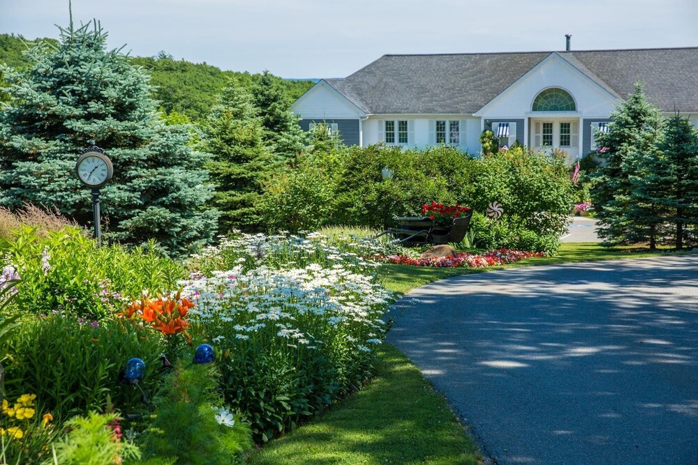 Strawberry Hill Seaside Inn - photo 2