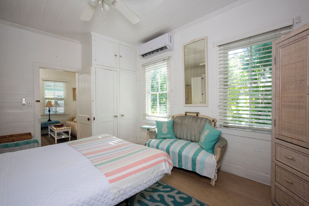 Island Serenity: Charming Watercolor Cottage Near Beach — 4-Star Luxury Hotel in Dunmore Town, Bahamas