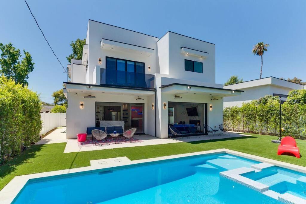 Posh Luxury Modern Home with Pool Spa and Rooftop Deck — 4-Star Luxury Hotel in Encino, United States