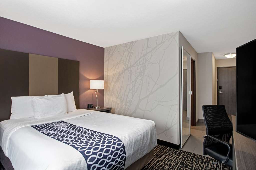 La Quinta Inn & Suites by Wyndham Fayetteville - photo 9