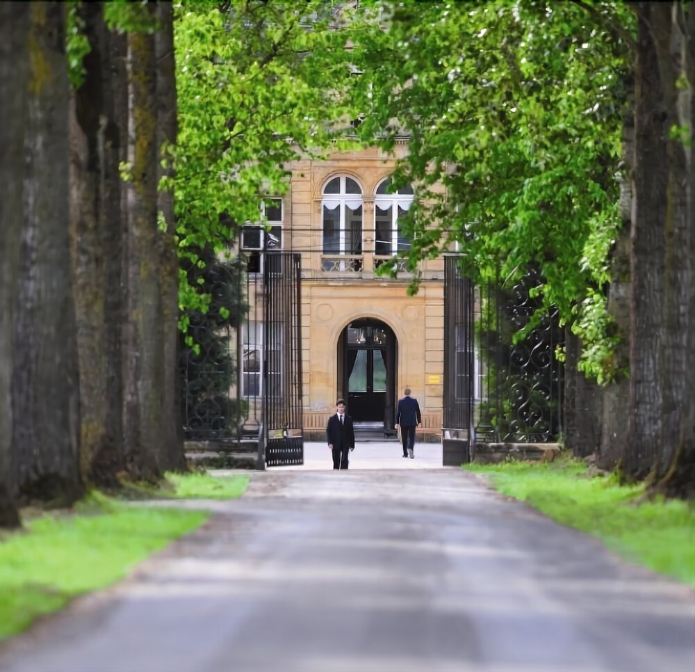 Domaine Chateau Du Faucon - carbon neutral hotel in Sedan
