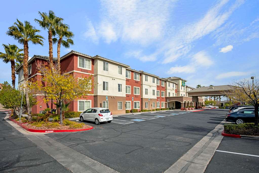 La Quinta Inn & Suites by Wyndham Las Vegas Red Rock - photo 2