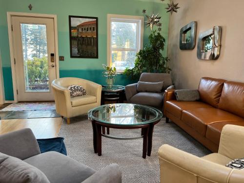 The Spruce Cape Collective 5 Bed House with Fireplace — 4-Star Luxury Hotel in Kodiak, United States