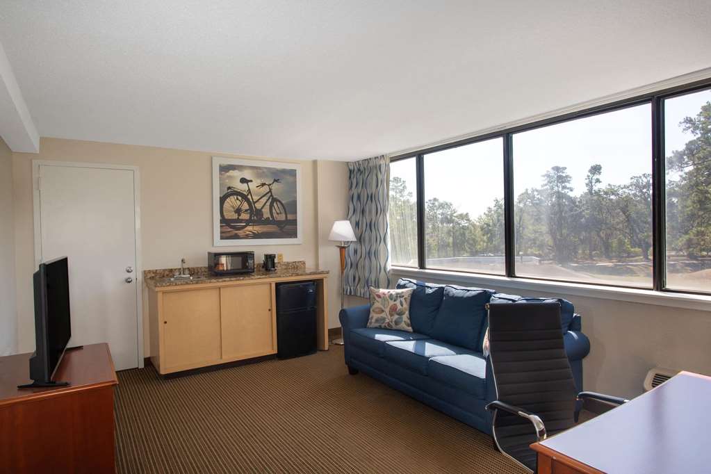 Days Inn & Suites by Wyndham Tallahassee Conf Center I 10 - photo 19