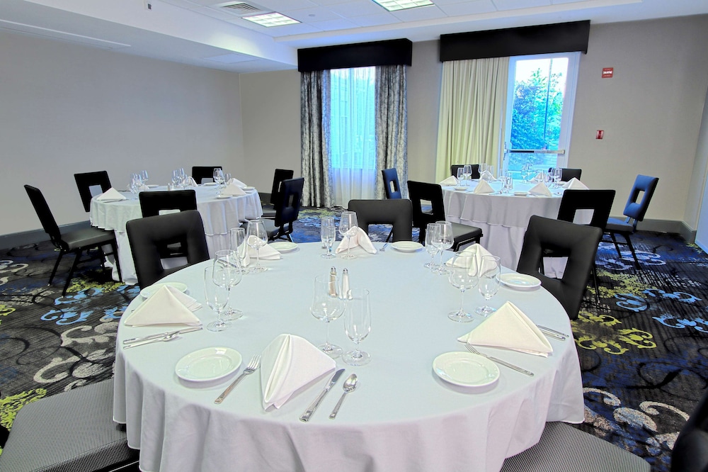 Hilton Garden Inn Westbury - photo 32