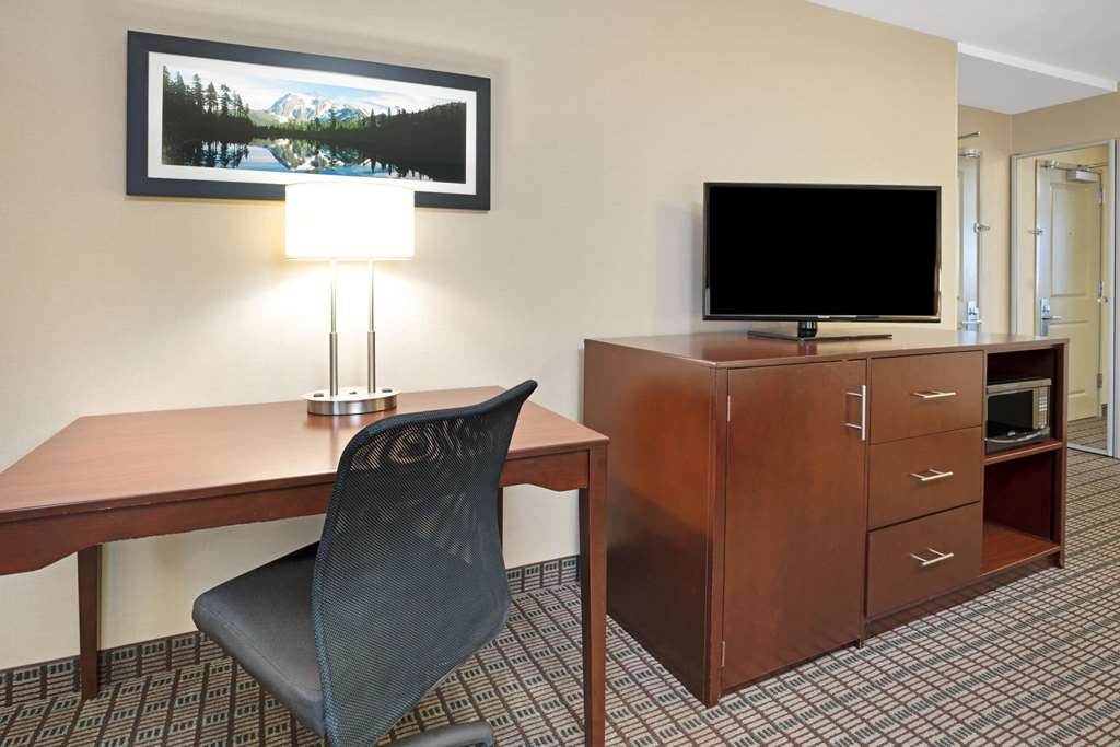 La Quinta Inn & Suites by Wyndham Bellingham - photo 39