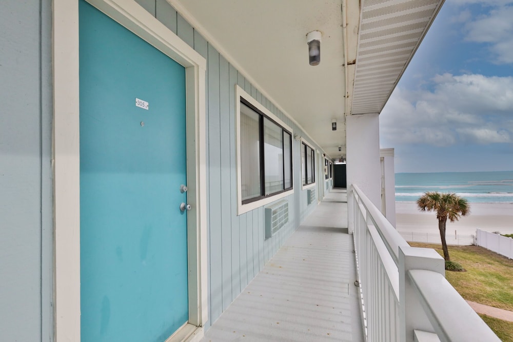 Coastal Waters Inn - photo 2