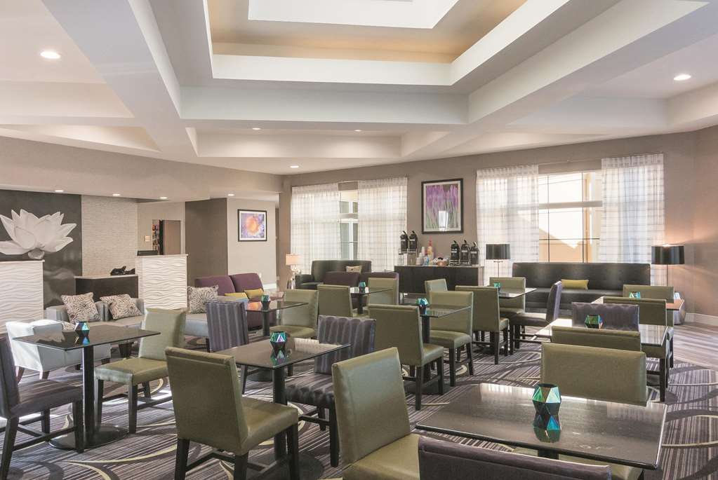La Quinta Inn & Suites by Wyndham Orlando Airport - photo 67