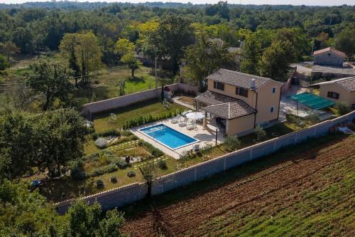 Nice holiday houses with Mediterranean garden in Marcana, Croatia