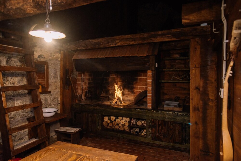 Cosy Chalet in Gospić with Jacuzzi and Mountain View — 4-Star Luxury Hotel in Gospic, Croatia