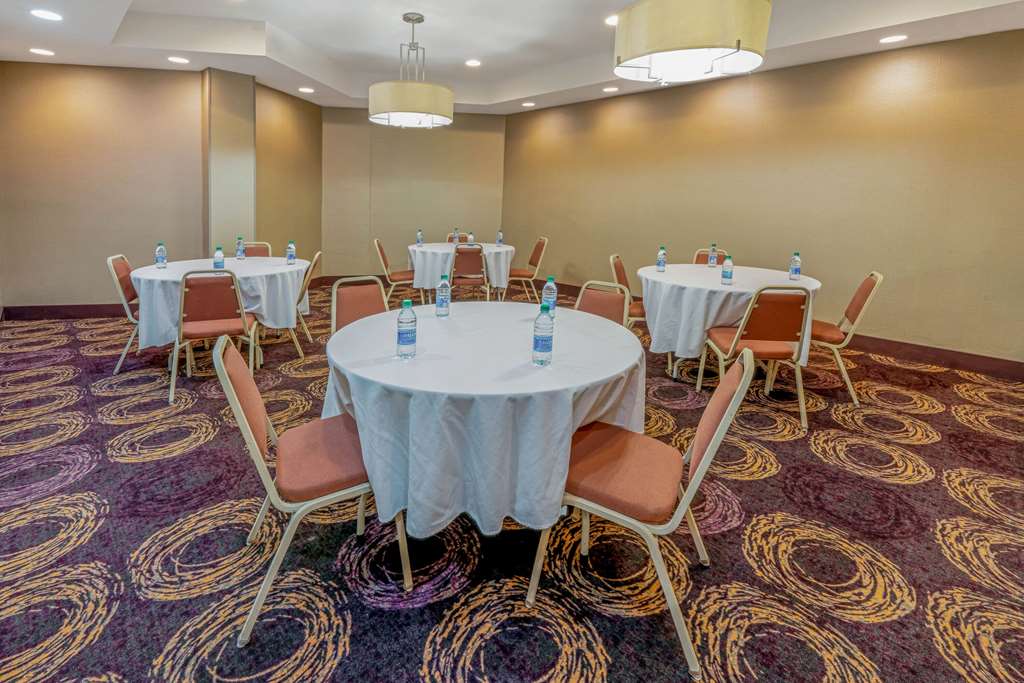 La Quinta Inn & Suites by Wyndham Butte - photo 40