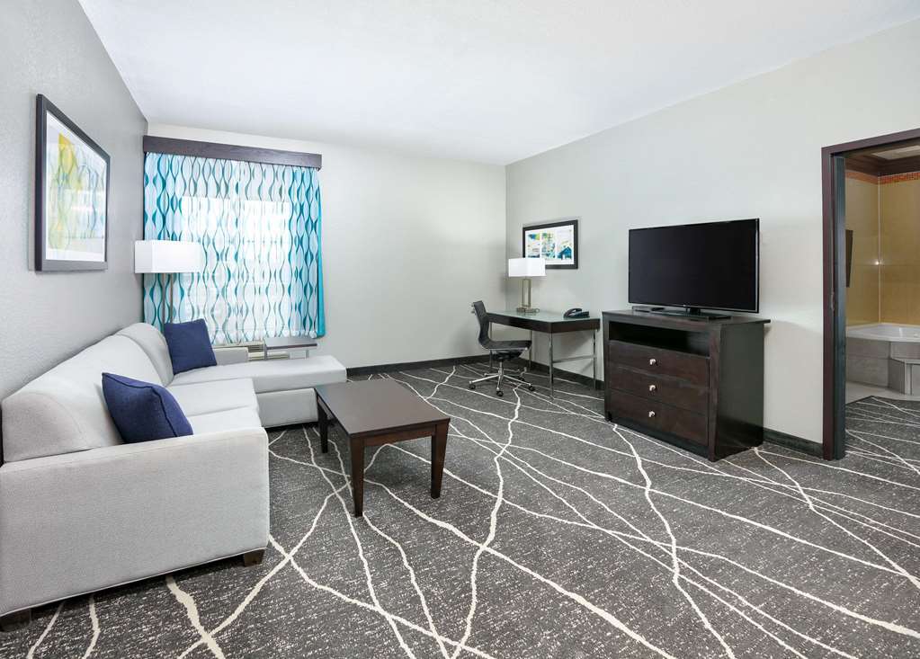La Quinta Inn & Suites by Wyndham Little Rock Bryant - photo 21