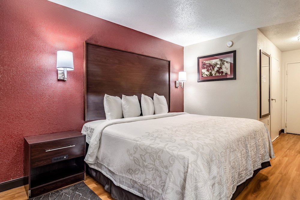 Red Roof Inn PLUS & Suites Atlanta Airport South - photo 11
